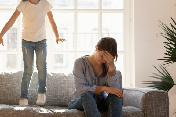 Erschöpfte Mama im Alltag – kurz vor dem Funktionieren-Müssen